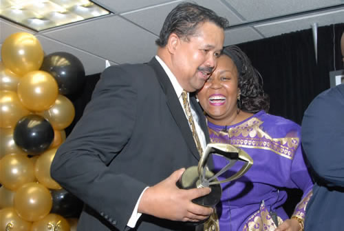 Gilbert receiving 2006 Black Manufacturer of the Year Award, 2007 TAG Awards Show